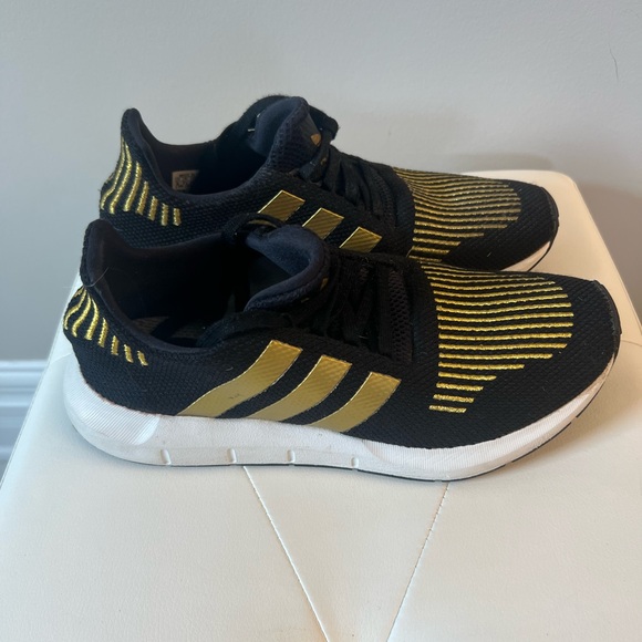 Adidas Women's Swift Run Sneakers - Picture 1 of 7